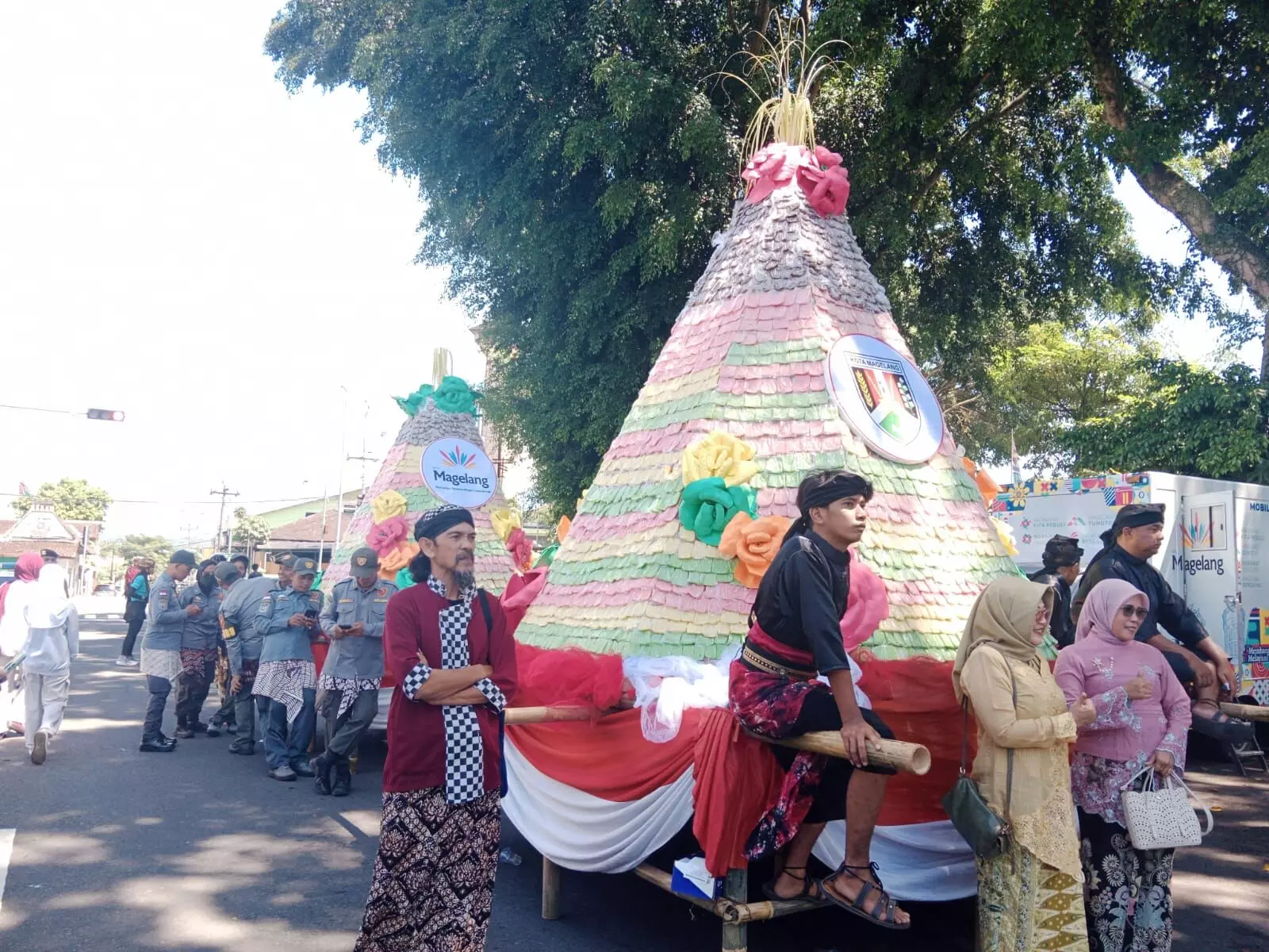 Ribuan warga meriahkan Grebeg Gethuk Hari Jadi ke 1.120 Kota Magelang Ribuan warga meriahkan Grebeg Gethuk Hari Jadi ke 1.120 Kota Magelang