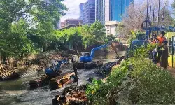 Pemkot Jaksel targetkan keruk 6.842 meter kubik lumpur Kali Krukut