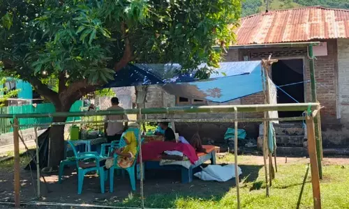 Pasca gempa Adonara, warga masih pilih tidur di luar rumah