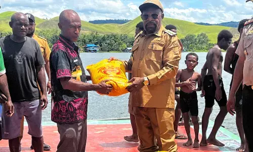 Bupati Jayapura serahkan bantuan beras untuk warga terdampak banjir di Danau Sentani Papua