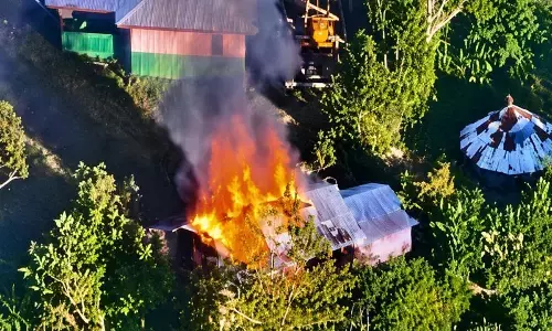 TNI buru pelaku pembakaran rumah di Kabupaten Puncak TNI buru pelaku pembakaran rumah di Kabupaten Puncak