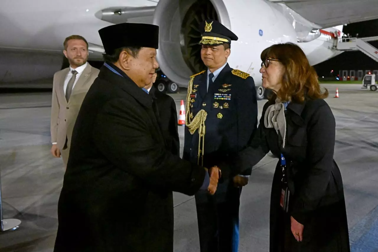 Dari Rusia, Presiden Prabowo lanjutkan lawatannya ke Prancis bertemu Macron Dari Rusia, Presiden Prabowo lanjutkan lawatannya ke Prancis bertemu Macron