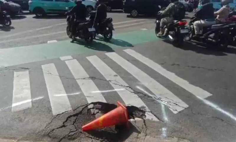Warga keluhkan jalan amblas di Jalan Dewi Sartika Jaktim Warga keluhkan jalan amblas di Jalan Dewi Sartika Jaktim