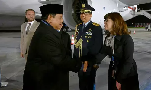 ‎Dari Rusia, Presiden Prabowo lanjutkan lawatannya ke Prancis bertemu Macron ‎Dari Rusia, Presiden Prabowo lanjutkan lawatannya ke Prancis bertemu Macron