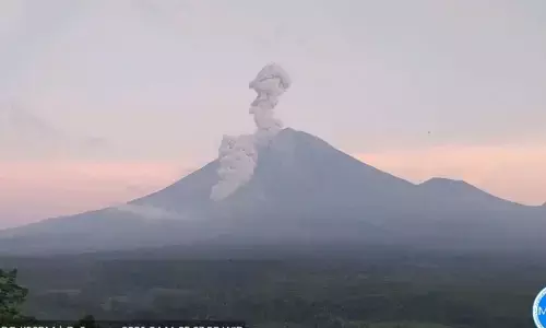 Semeru erupsi disertai luncuran awan panas guguran sejauh 3 km Semeru erupsi disertai luncuran awan panas guguran sejauh 3 km