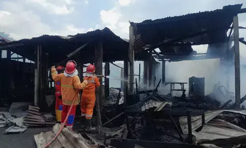 Kios Kawasan Wujil Ungaran terbakar Kios Kawasan Wujil Ungaran terbakar