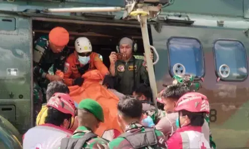 TNI AU evakuasi delapan korban insiden helikopter jatuh di Sekadau