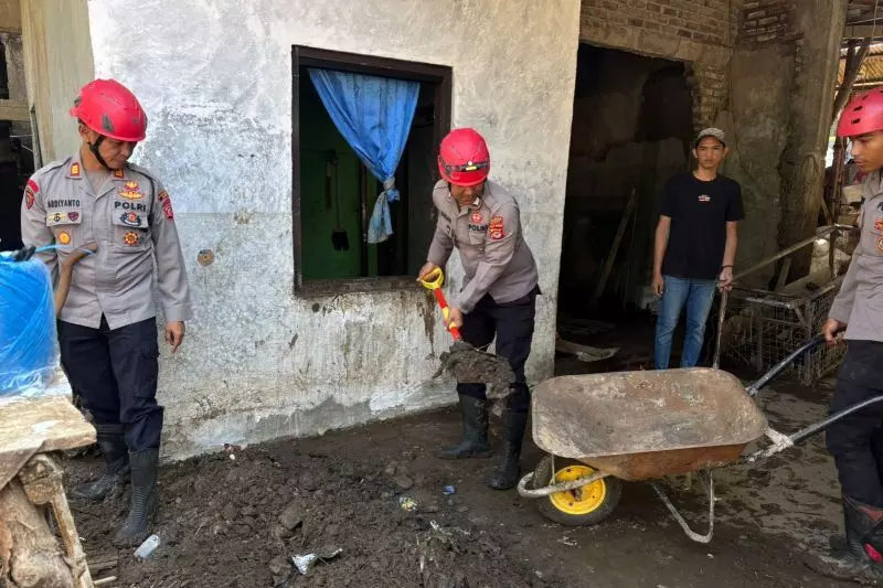 Polres Garut turunkan tim bersihkan lingkungan usai bencana banjir
