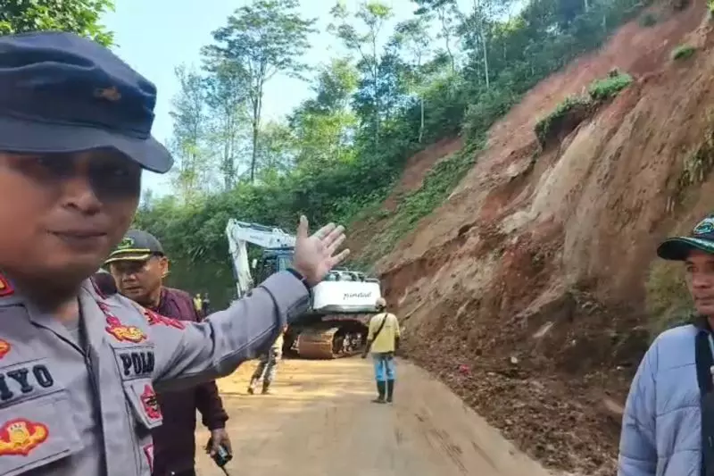 Polisi buka tutup jalur selatan Garut yang tertutup longsor